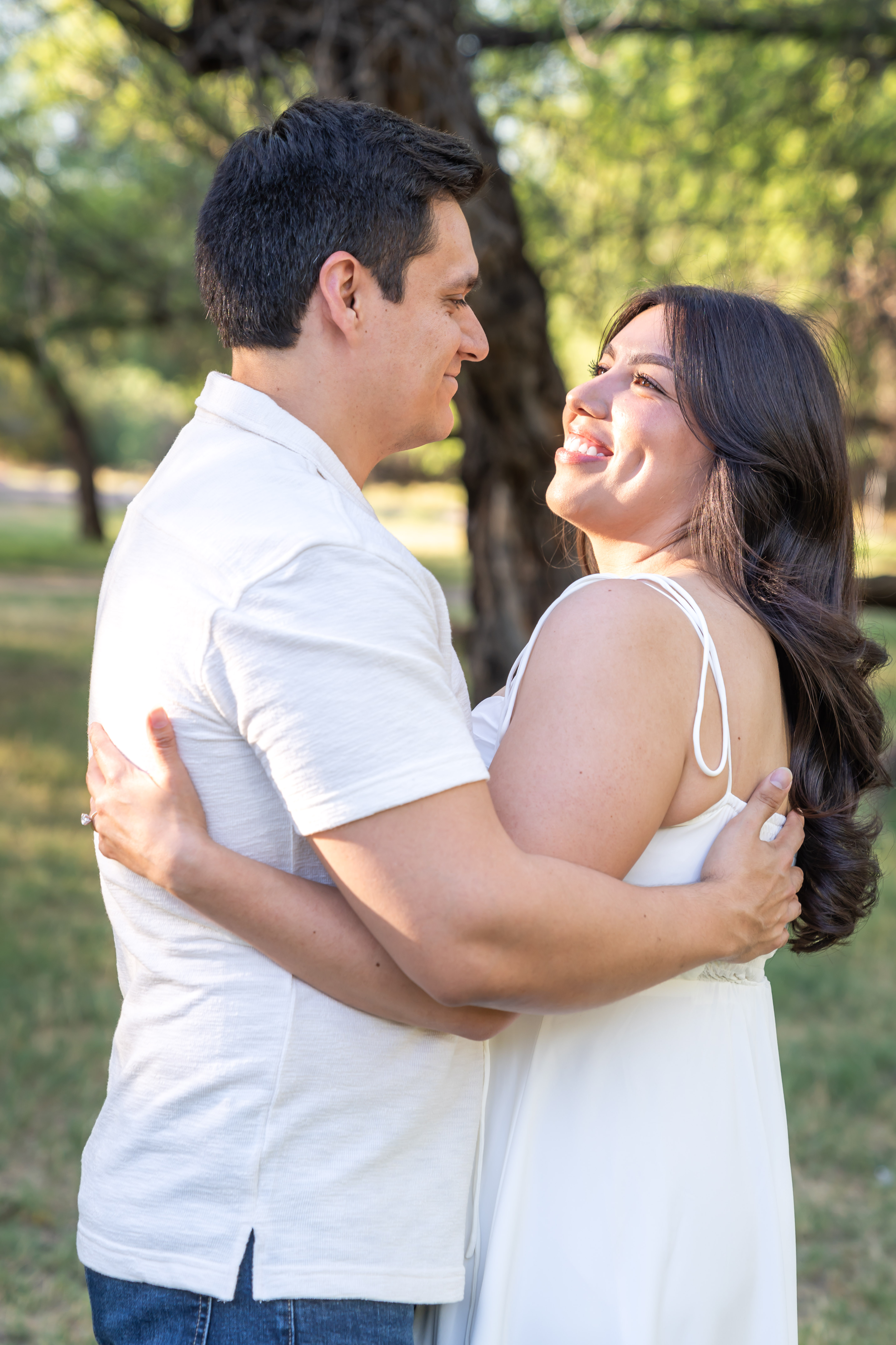 Alejandro y Alejandra posando juntos en una fotografía artística.